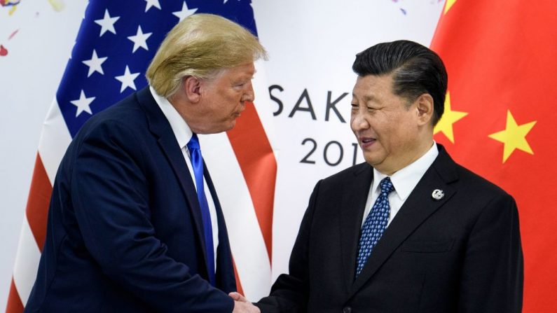 El presidente de Estados Unidos, Donald Trump, da la mano al mandatario chino Xi Jinping antes de una reunión bilateral paralela a la Cumbre del G20 en Osaka el 29 de junio de 2019.
 (BRENDAN SMIALOWSKI/AFP/Getty Images)