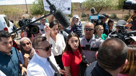 “No encontré condiciones deplorables” en la frontera, dice Pastor Hispano contra reclamos de Ocasio-Cortez