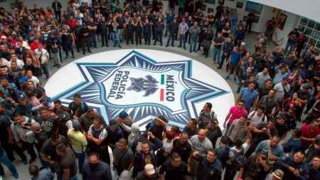 Policías mexicanos protestan por las pérdidas que les causa su pase a la Guardia Nacional