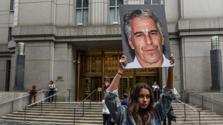 Juez ordena publicar documentos que revelan la red de tráfico sexual de menores de Epstein