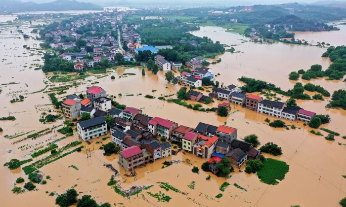Los edificios fueron sumergidos después de  fuertes lluvias que causaron inundaciones en Hengyang, en la provincia de Hunan, en el centro de China, el 9 de julio de 2019. (STR/AFP/Getty Images)