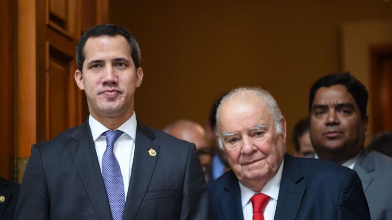 El presidente encargado Juan Guaido (izq.), se reúne con el asesor especial de la UE para Venezuela, Enrique Iglesias, en la Asamblea Nacional en Caracas el 9 de julio de 2019. (YURI CORTEZ/AFP/Getty Images)