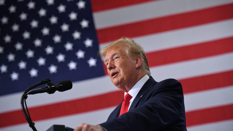 El presidente de los Estados Unidos, Donald Trump, habla en la planta de Derco Aerospace Inc. en Milwaukee, Wisconsin, el 12 de julio de 2019. (Mandel Ngan/AFP/Getty Imágenes)
