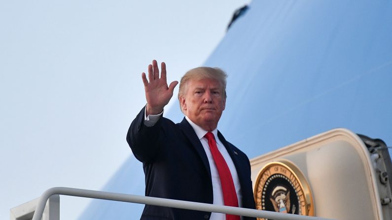 El presidente de los EE.UU., Donald Trump, se dirige a bordo del Air Force One antes de partir del Aeropuerto Internacional Cleveland Hopkins en Cleveland, Ohio, el 12 de julio de 2019. (Mandel Ngan/AFP/Getty Images)