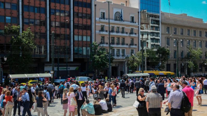 La gente está de pie fuera de los edificios en el centro de Atenas después del terremoto del 19 de julio de 2019. (Eurokinissi/AFP/Getty Images)
