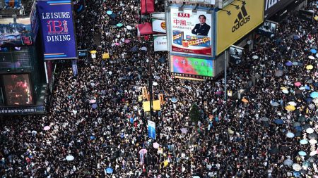 Hong Kong: 430.000 protestaron el fin de semana y la policía dispara gas lacrimógeno y balas de goma