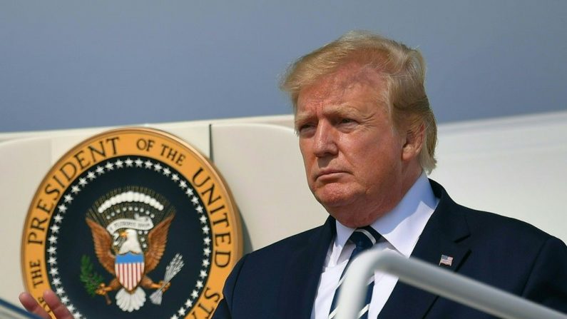 El presidente de Estados Unidos, Donald Trump, baja del Air Force One en la base Andrews de la Fuerza Aérea en Maryland el 21 de julio de 2019. (MANDEL NGAN/AFP/Getty Images)
