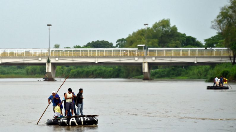 Los migrantes guatemaltecos utilizan balsas improvisadas para cruzar ilegalmente el río Suchiate desde Tecun Uman en Guatemala hasta Ciudad Hidalgo en el estado de Chiapas, México, el 22 de julio de 2019. (Alfredo Estrella/AFP/Getty Images)
