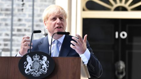 Johnson condena el ataque de Irán a bases estadounidenses en Irak