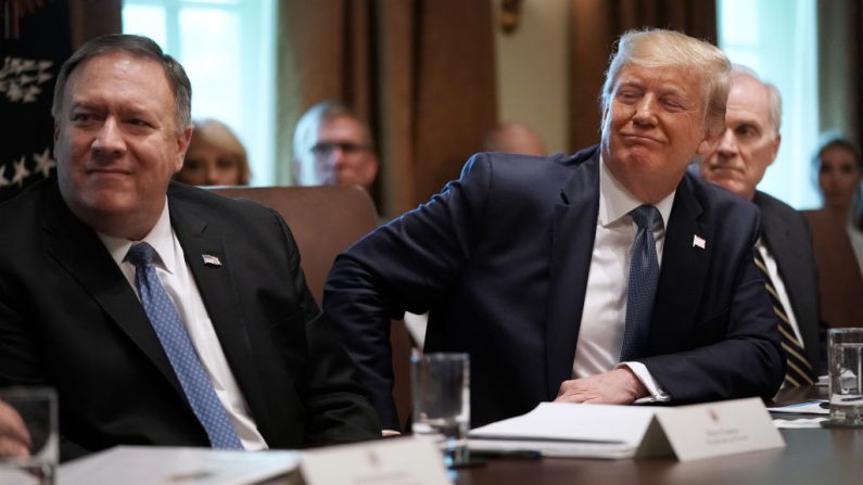 El presidente de Estados Unidos, Donald Trump, junto al secretario de Estado Mike Pompeo (izq.) en la Casa Blanca el 16 de julio de 2019 en Washington, DC. (Chip Somodevilla/Getty Images)
