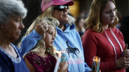 Niña es considerada un héroe por salvar a niño de 3 años en el tiroteo del festival de California