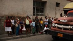 Cubanos prefieren morir de frío y hambre debajo de escalera en Rusia que regresar a Cuba