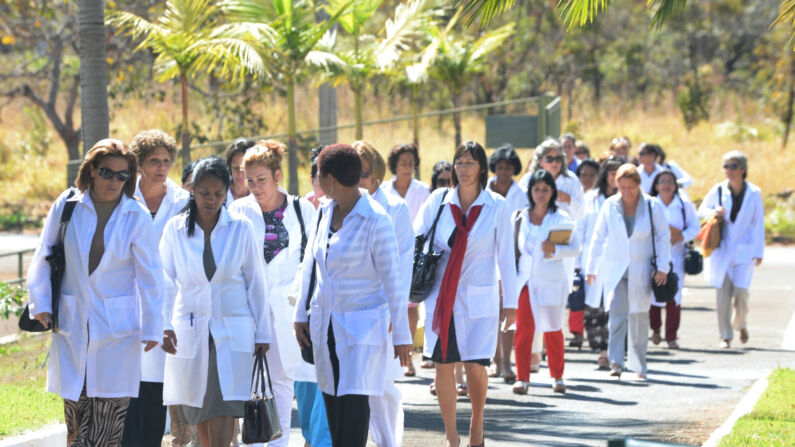 Médicos cubanos llegan a la Universidad de Brasilia para reunirse con el Ministro de Salud de Brasil, Alexandre Padilha, en Brasilia el 26 de agosto de 2013. (Imagen de archivo de Evaristo Sa/AFP/Getty Images)