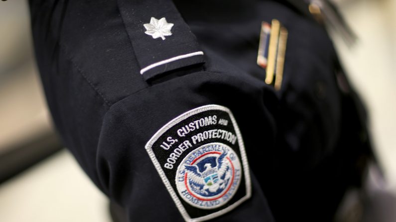 Un oficial de Aduanas y Protección Fronteriza de Estados Unidos en el Aeropuerto Internacional de Miami, el 4 de marzo de 2015. (Joe Raedle/Getty Images)