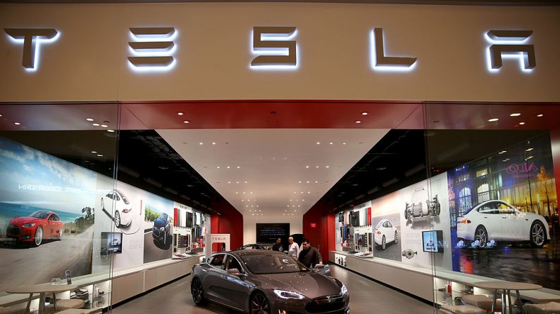 Un vehículo de Tesla Motors en el showroom del centro comercial Dadeland Mall en Miami, Florida, el 19 de febrero de 2014. (Joe Raedle/Getty Images)