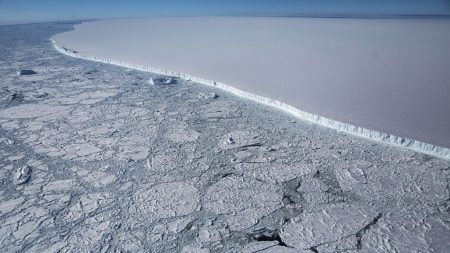 El iceberg más grande del mundo se está moviendo de nuevo y se aleja de la Antártida