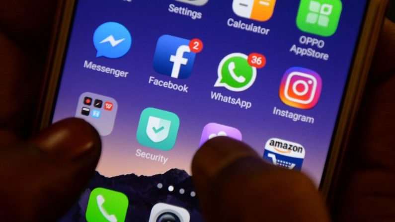 Aplicaciones para Facebook, Instagram, Whatsapp y otras redes sociales en un smartphone. (ARUN SANKAR/AFP/Getty Images)
