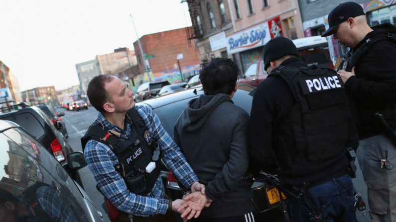  Los agentes de inmigración y aduanas de EE. UU. (ICE, por sus siglas en inglés), arrestan a un inmigrante mexicano indocumentado durante una redada en el vecindario Bushwick de Brooklyn el 11 de abril de 2018 en la ciudad de Nueva York. (John Moore/Getty Images)