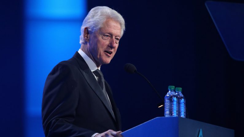 Bill Clinton en el Saint Paul RiverCentre el 15 de julio de 2018 en St. Paul, Minnesota. (Adam Bettcher/Getty Images para la Fundación Auditiva Starkey)