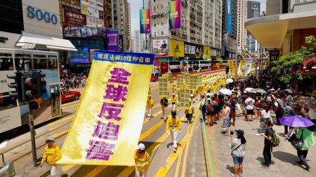 Hong Kong: Practicantes de Falun Dafa marchan por los 20 años de persecución en China