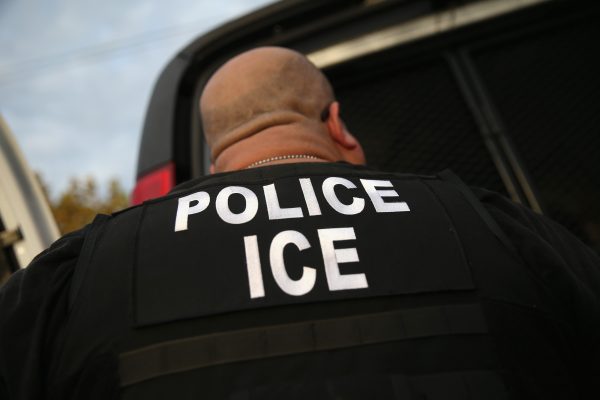 Un agente del Servicio de Inmigración y Control de Aduanas detiene a un inmigrante ilegal en Los Ángeles el 14 de octubre de 2015. (John Moore/Getty Images)