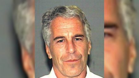 Fiscales buscan mantener a Jeffrey Epstein en la cárcel por cargos de tráfico sexual