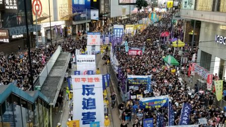 Practicantes de la disciplina espiritual Falun Dafa participan en marcha por el aniversario Hong Kong