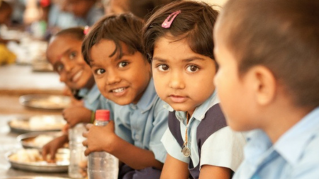 Niños en un restaurante en México son captados haciendo algo insólito cuando un niño vendedor se acerca