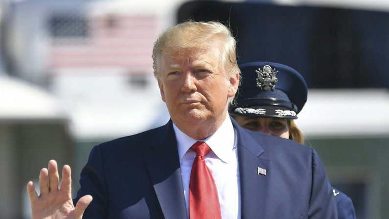 El presidente Donald Trump se dirige a bordo de Air Force One antes de partir de la base aérea de Andrews en Maryland el 12 de julio de 2019. (Mandel Ngan/AFP/Getty Images)