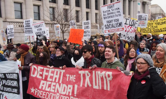 Los partidarios de la Organización Socialista del Camino de la Libertad durante una marcha anti-Trump en Washington, el 20 de enero de 2017. (SLOWKING/GFDL 1.2[https://bit.ly/2SdJbpl])