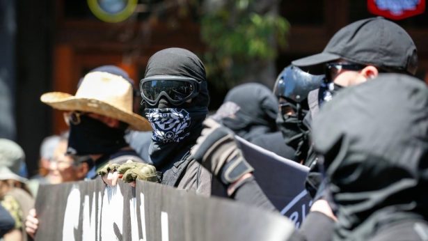 Miembros no identificados de Rose City Antifa golpearon a Andy Ngo, un periodista de Portland, en Portland, Oregón, el 29 de junio de 2019. (Moriah Ratner/Getty Images)