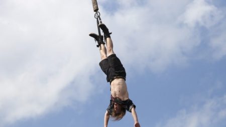 Escalofriante video muestra el accidente de un hombre haciendo bungee jumping al cortarse su cuerda
