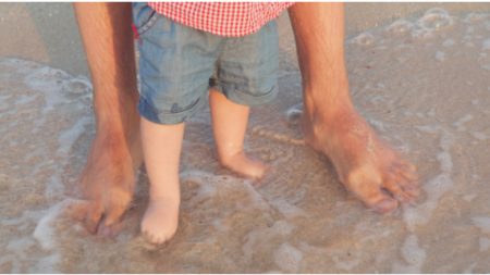 Viaje familiar a la playa se vuelve pesadilla cuando niño de 3 años casi pierde los dedos de los pies
