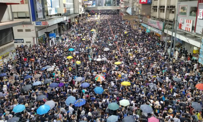430.000 hongkoneses inundaron las calles el 21 de julio y piden que se investigue el uso excesivo de la fuerza contra los manifestantes. (Song Bilong/La Gran Época)