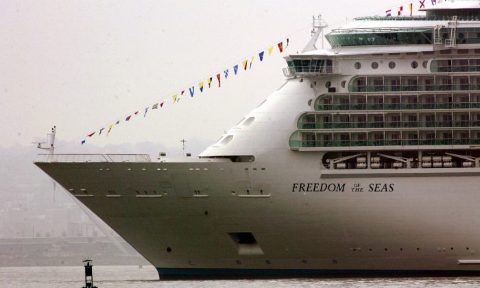 Freedom of the Seas, se encuentra frente a las costas de Bayona, Nueva Jersey, el 12 de mayo de 2006 en el puerto de Nueva York. (Don Emmert/AFP/Getty Images)