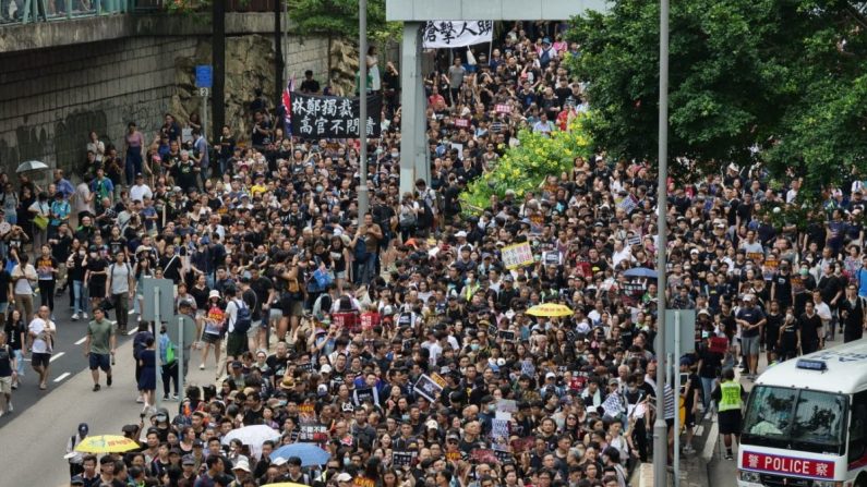 Los manifestantes marchan en Kowloon Park Drive durante la protesta en Hong Kong el 7 de julio de 2019. (Pang Dawei/La Gran Época)