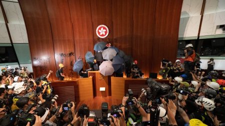 Hong Kong: Manifestantes toman el Parlamento en protesta a la ley de extradición