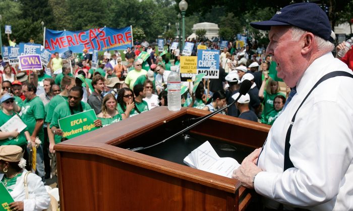 El presidente de AFL-CIO, John Sweeney, durante un acto de AFL-CIO en Capitol Hill el 19 de junio de 2007. (Alex Wong/Getty Images)