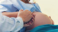 Mamá embarazada de cuatrillizos se entera que uno no sobrevivirá y debe tomar una difícil decisión