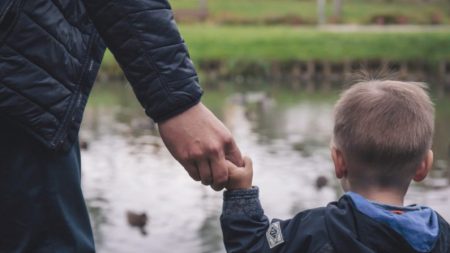 10 consejos de un papá que perdió a su pequeño hijo: «No gastes dinero, gasta tiempo»