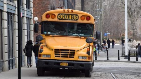 Chofer de autobús escolar ebria es detenida por estudiantes valientes