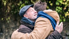 Joven adoptado queda en shock cuando se entera que su compañero de trabajo es su padre biológico