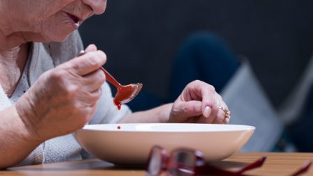 Madre con Alzheimer no reconoce a su hijo, pero una dieta especial le devuelve la memoria