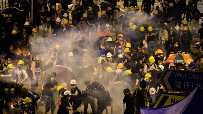 La policía disparó gas lacrimógeno contra manifestantes cerca de la sede del gobierno en Hong Kong a principios del 2 de julio de 2019. (Anthony Wallace/AFP/Getty Images)