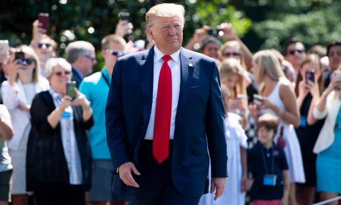 El presidente de los Estados Unidos, Donald Trump, antes de salir en el Marine One desde el jardín sur de la Casa Blanca en Washington, DC, el 5 de julio de 2019. (Saul Loeb/AFP/Getty Images)