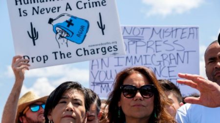 Congresista demócrata envía a su equipo a México para capacitar a solicitantes de asilo, revela informe