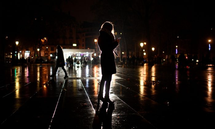 Una mujer al teléfono por la noche. (Martin Bureau/AFP/Getty Images)