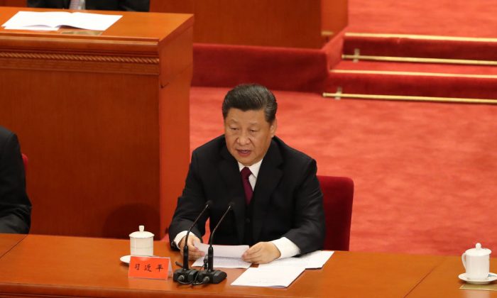 El líder chino Xi Jinping pronuncia un discurso en el Gran Salón del Pueblo en Beijing, el 30 de abril de 2019. (Andrea Verdelli/Getty Images)