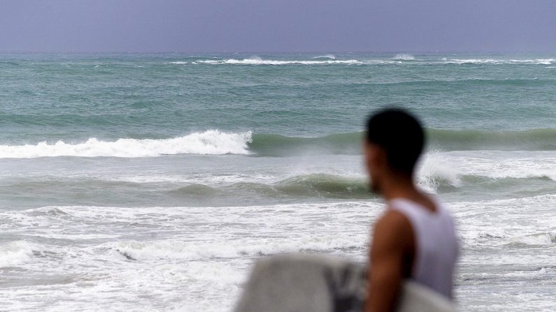 Un joven puertorriqueño observa las olas del mar en San Juan de Puerto Ricol. EFE/Ricardo Figueroa/Archivo
