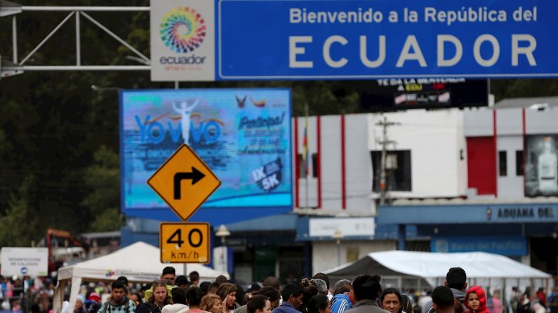 Migrantes venezolanos permanecen el 22 de agosto de 2019 en Rumichaca, en la frontera de Ecuador con Colombia. EFE/José Jácome/Archivo

